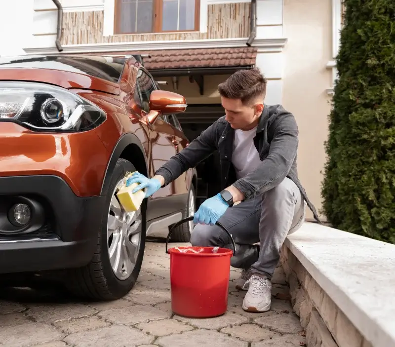 Lavage auto à domicile Mazières-en-Gâtine : professionnel intervenant sur un véhicule